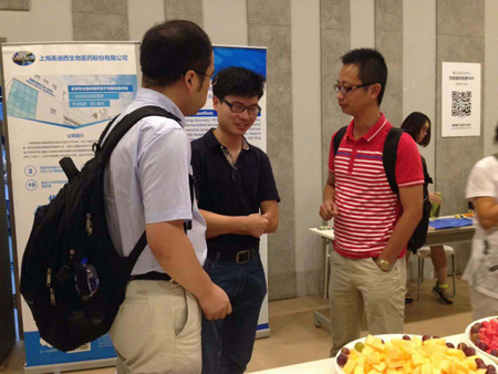 CA88CMC部分副主任黄冲和参会职员交流