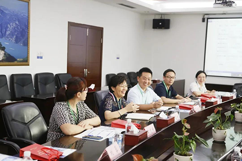 宜昌人福药业副总裁、总工程师李莉娥，，，，，，产品开发中心主任吕金良，，，，，，副主任吴有斌、曲龙妹等