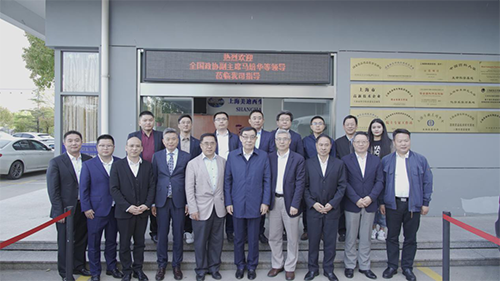 十二届天下政协副主席马培华一行人与CA88向导合影