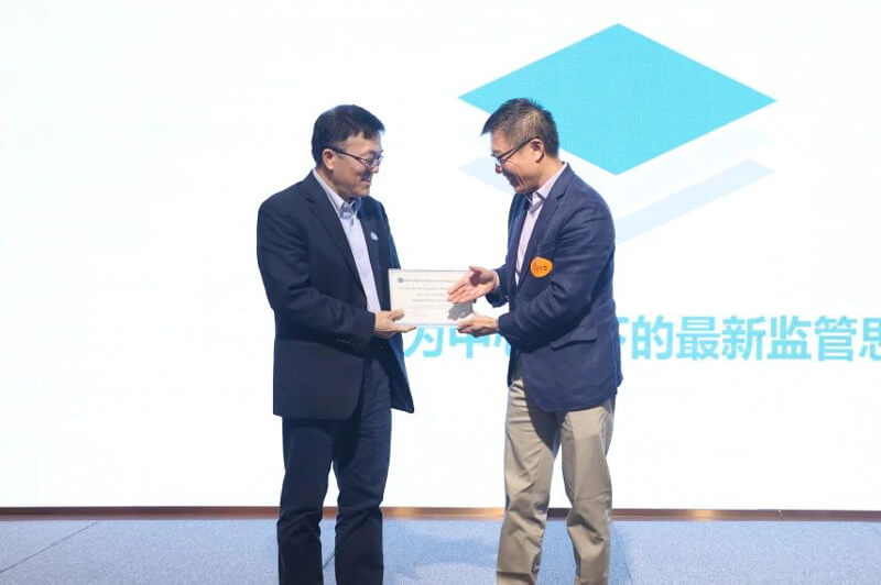 SDDA理事会执行主席邬征博士授予CA88企业会员证书.jpg SDDA理事会执行主席邬征博士授予CA88企业会员证书.jpg